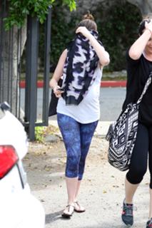 Anne Hathaway feet photo thumbnail