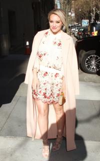 Hilary Duff feet photo thumbnail
