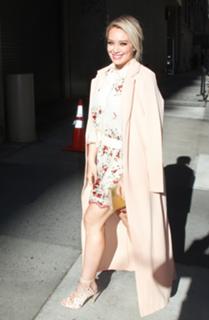 Hilary Duff feet photo thumbnail