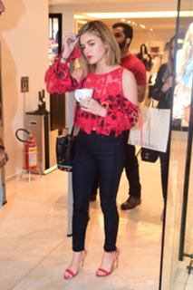 Lucy Hale feet photo thumbnail