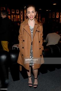 Holly Taylor feet photo 3