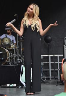Kelsea Ballerini feet photo thumbnail