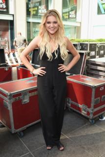 Kelsea Ballerini feet photo thumbnail