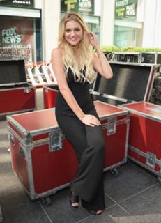 Kelsea Ballerini feet photo thumbnail