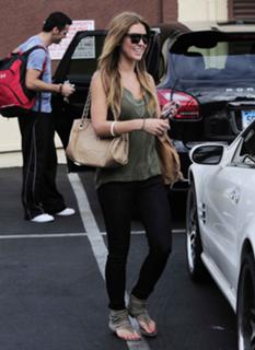 Audrina Patridge feet photo thumbnail