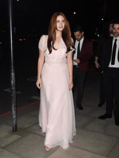 Lana Del Rey feet photo thumbnail