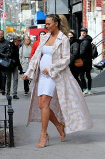 Chrissy Teigen feet photo thumbnail