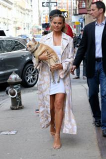 Chrissy Teigen feet photo thumbnail
