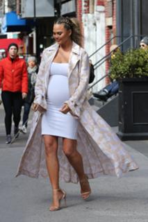Chrissy Teigen feet photo thumbnail