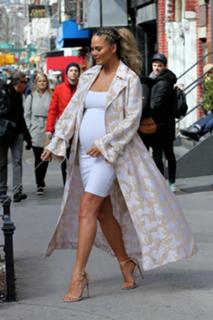 Chrissy Teigen feet photo thumbnail