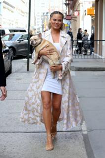Chrissy Teigen feet photo thumbnail