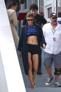Alexandra Daddario feet photo thumbnail