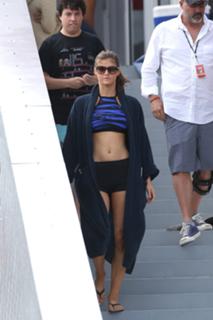Alexandra Daddario feet photo thumbnail