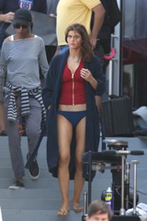 Alexandra Daddario feet photo thumbnail