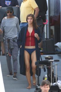 Alexandra Daddario feet photo thumbnail