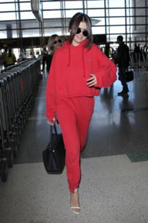 Selena Gomez feet photo thumbnail