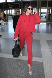 Selena Gomez feet photo thumbnail