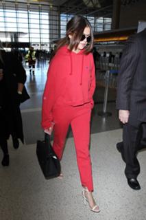 Selena Gomez feet photo thumbnail