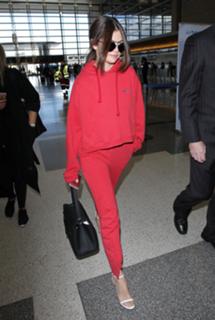 Selena Gomez feet photo thumbnail