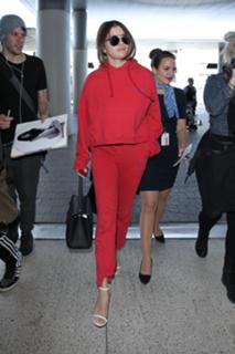 Selena Gomez feet photo thumbnail
