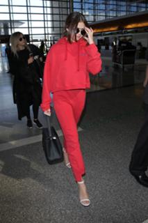 Selena Gomez feet photo thumbnail