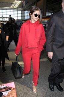 Selena Gomez feet photo thumbnail