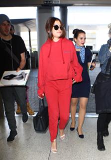 Selena Gomez feet photo thumbnail