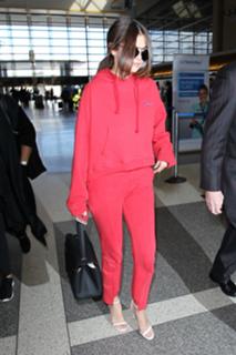 Selena Gomez feet photo thumbnail