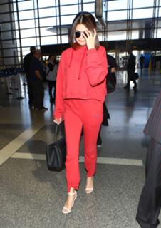 Selena Gomez feet photo thumbnail