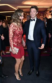 Elizabeth Hurley feet photo thumbnail