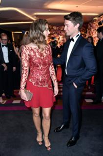 Elizabeth Hurley feet photo thumbnail