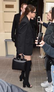 Selena Gomez feet photo thumbnail