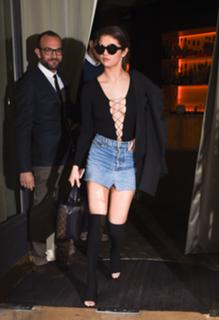 Selena Gomez feet photo thumbnail