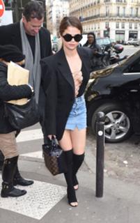 Selena Gomez feet photo thumbnail