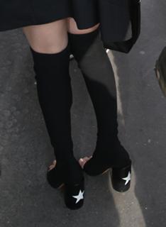 Selena Gomez feet photo thumbnail