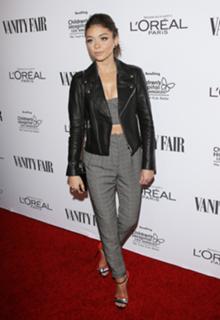 Sarah Hyland feet photo thumbnail