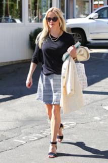 Reese Witherspoon feet photo thumbnail