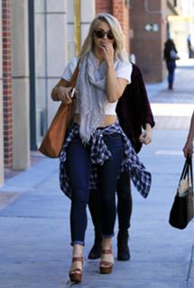 Julianne Hough feet photo thumbnail