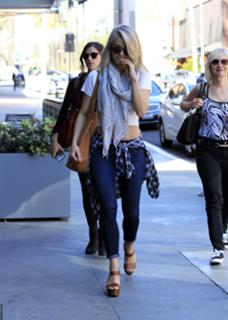 Julianne Hough feet photo thumbnail