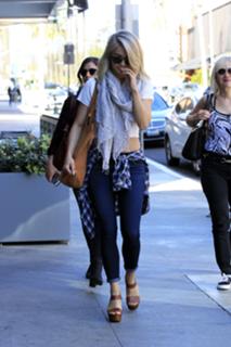 Julianne Hough feet photo thumbnail