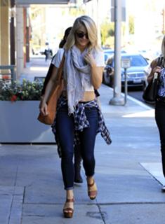 Julianne Hough feet photo thumbnail