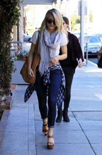 Julianne Hough feet photo thumbnail