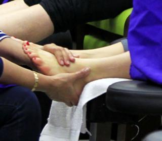 Julianne Hough feet photo thumbnail