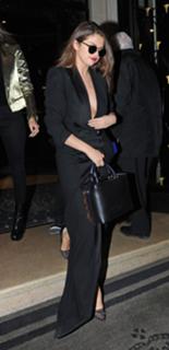 Selena Gomez feet photo thumbnail