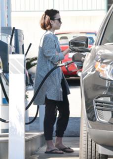 Lily Collins feet photo thumbnail