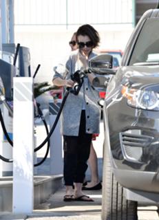 Lily Collins feet photo thumbnail