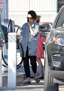 Lily Collins feet photo thumbnail