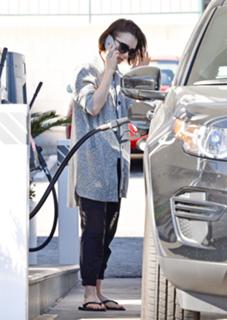 Lily Collins feet photo thumbnail