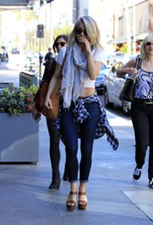 Julianne Hough feet photo thumbnail
