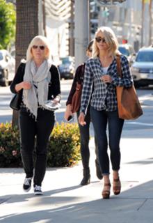 Julianne Hough feet photo thumbnail
